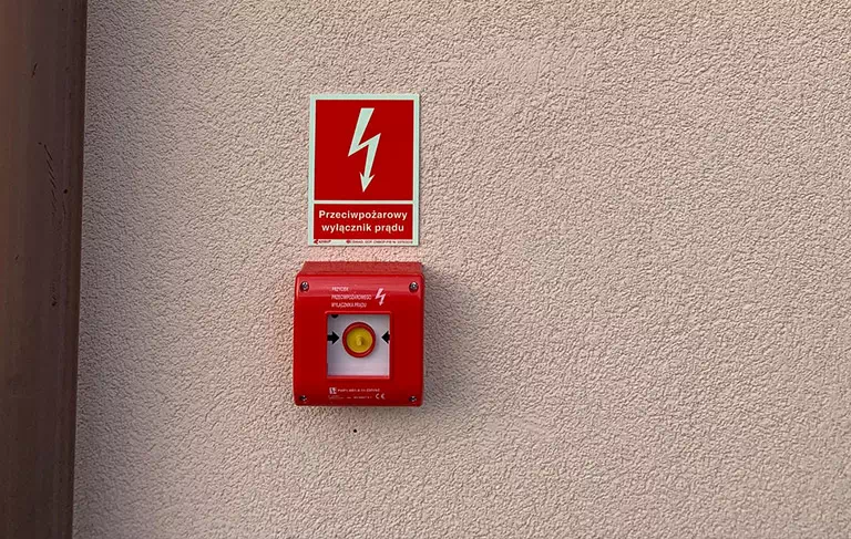 czerwony włącznik instalacji alarmowej