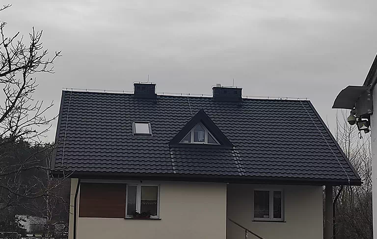 instalacja odgromowa przy dachu
